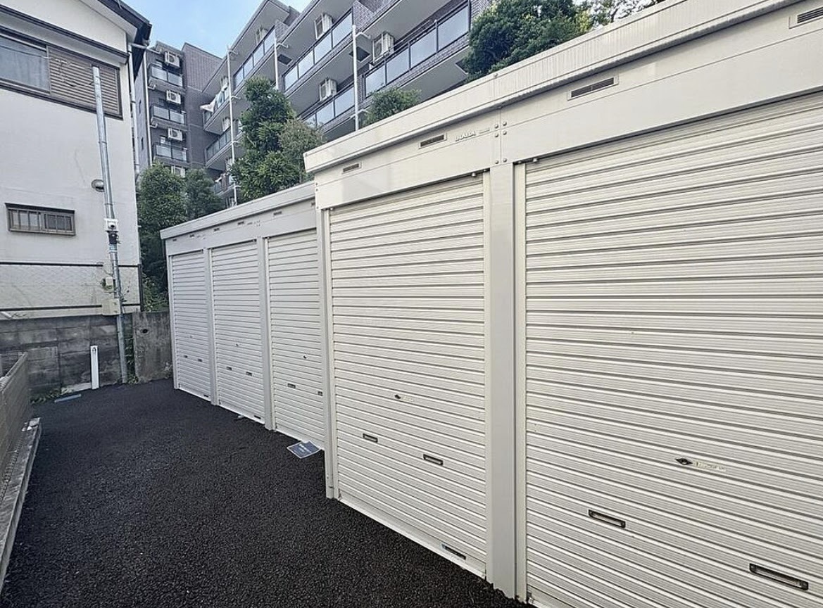 シャッターを閉めたガレージ