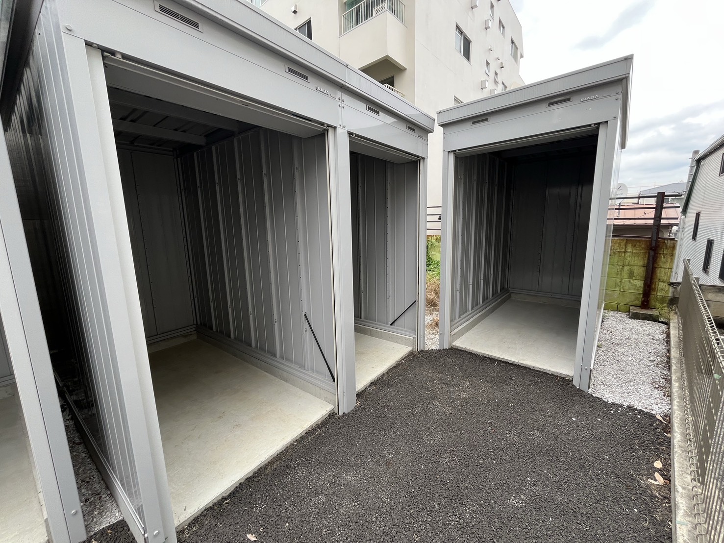 シャッターを開けたガレージ内部